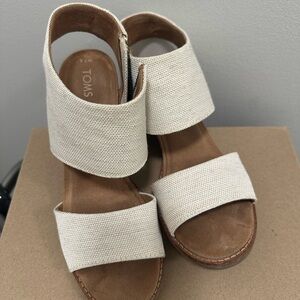 TOMS Women's Sandals in Cream and Tan
